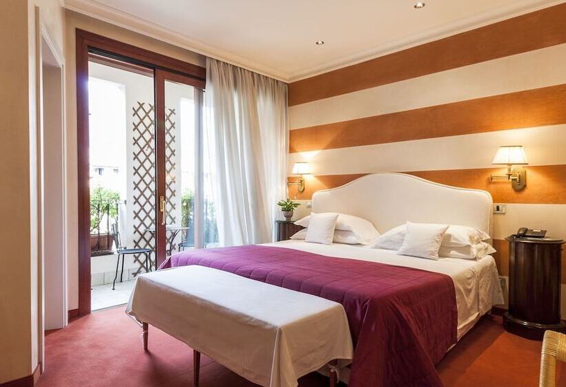 جناح جونيور, Charming Hotel Dei Chiostri