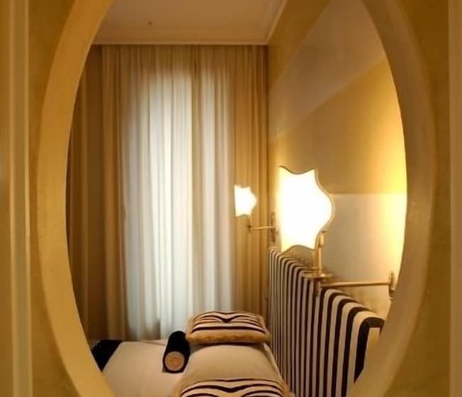 جناح جونيور, Charming Hotel Dei Chiostri