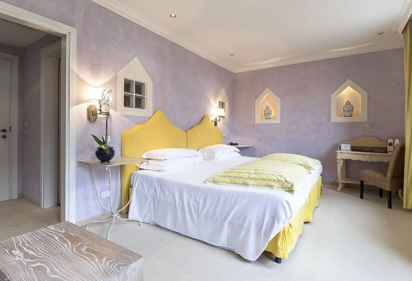 جناح جونيور, Charming Hotel Dei Chiostri