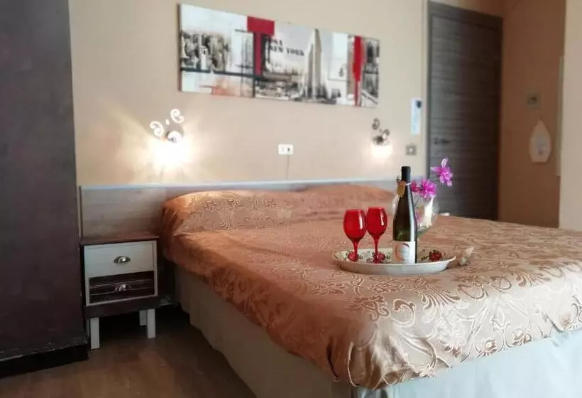 اتاق خانوادگی, Eva La Romantica