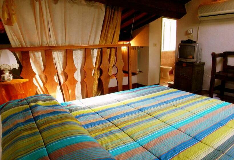 חדר דלוקס עם מרפסת, Guest House Il Borgo Di Sempronio