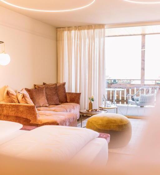 جناح جونيور, Hohenwart