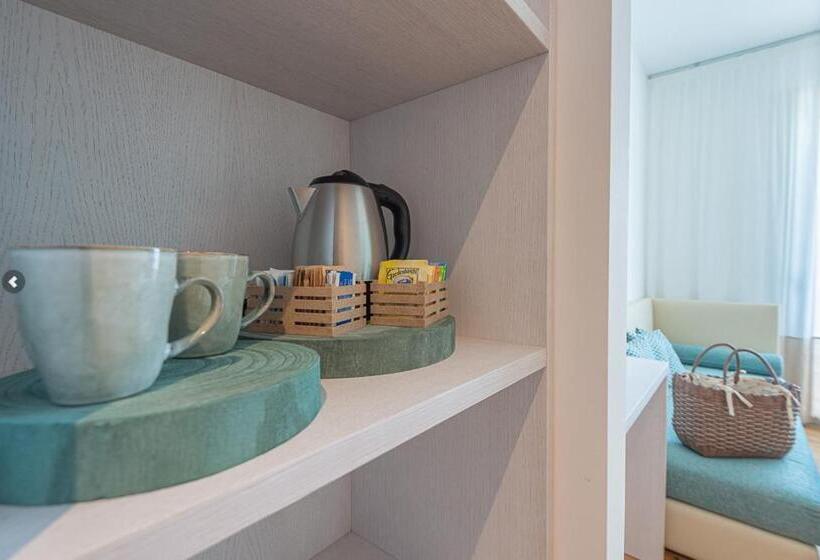 高级大房间, Junior Family