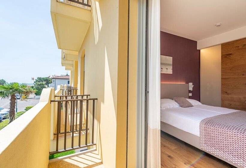 高级大房间, Junior Family