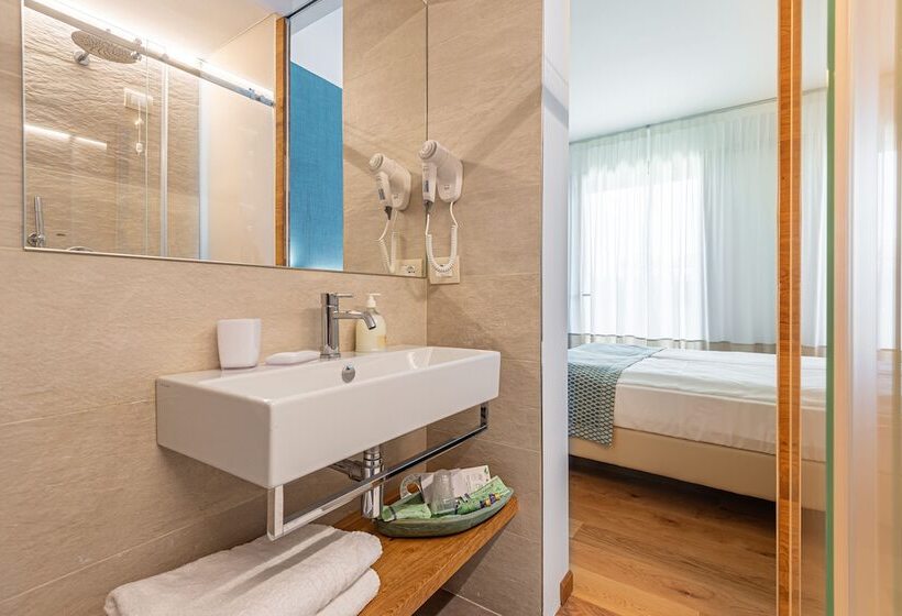 高级大房间, Junior Family