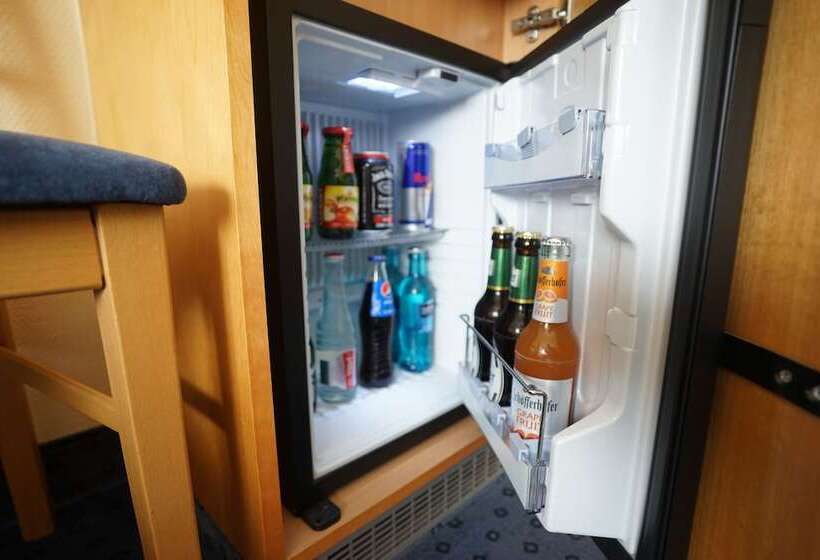 标准三人间, Sauer Garni