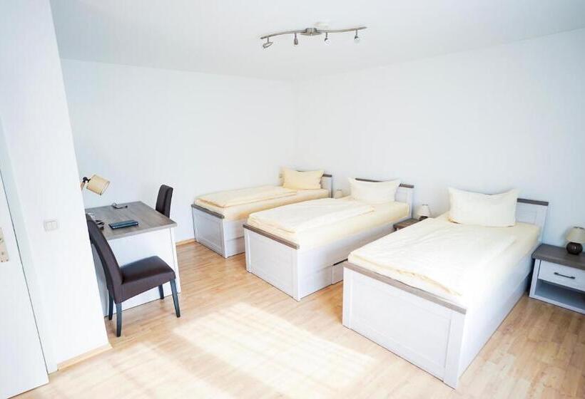 标准三人间, Sauer Garni