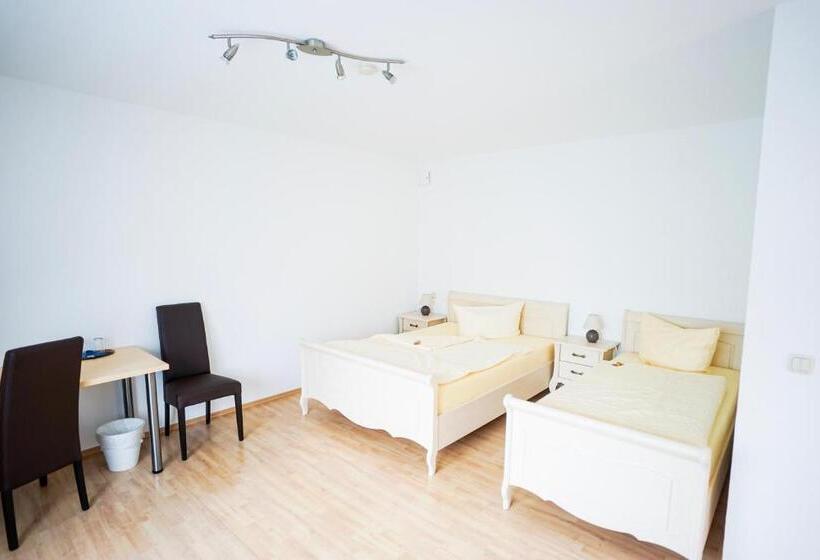 标准三人间, Sauer Garni