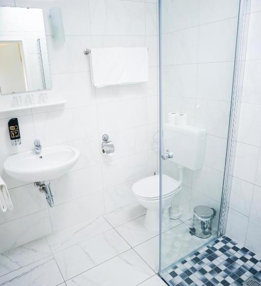 标准三人间, Sauer Garni