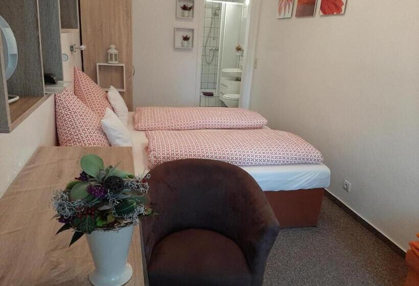 غرفة قياسية مطلّة علي الحديقة, Pension Mark