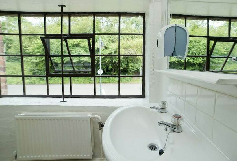 מיטה בחדר מעונות עם מקלחת משותפת, Yha Ironbridge Coalport