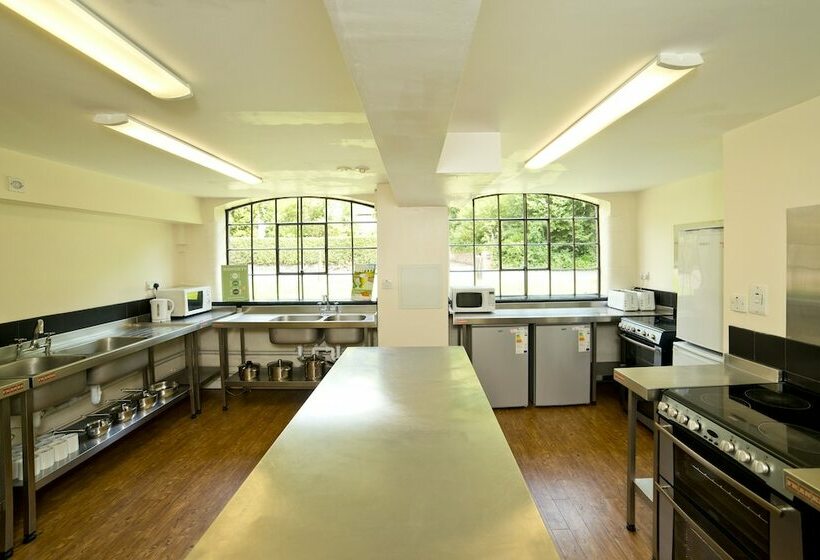 מיטה בחדר מעונות עם מקלחת משותפת, Yha Ironbridge Coalport