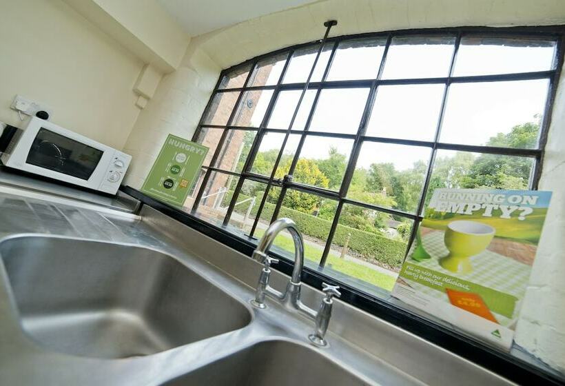 מיטה בחדר מעונות עם מקלחת משותפת, Yha Ironbridge Coalport