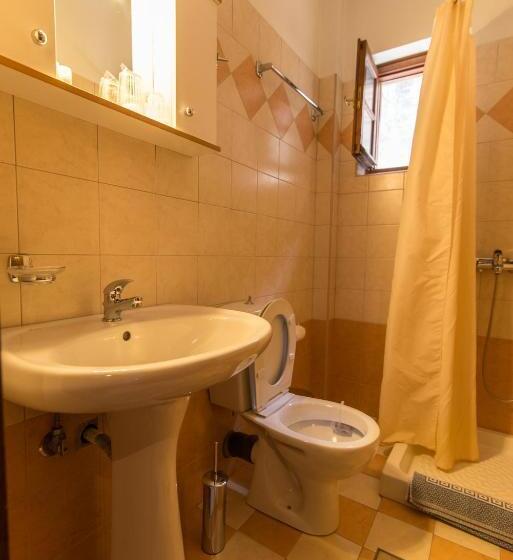 חדר סטנדרט לשלושה, To Kadi