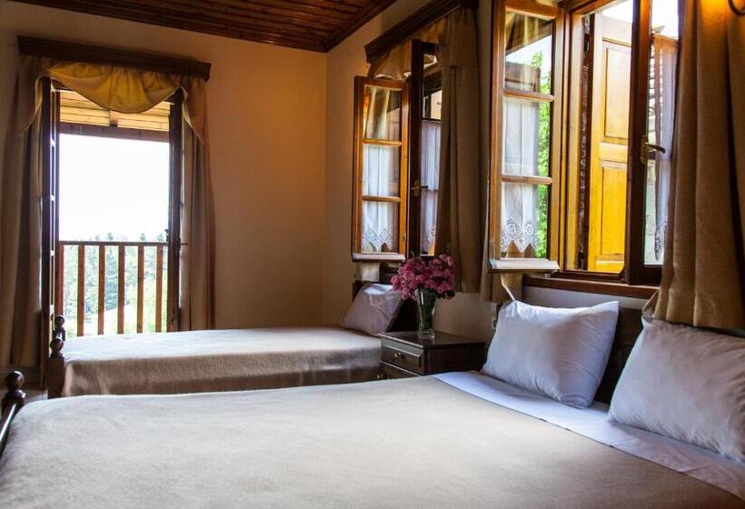 חדר סטנדרט לשלושה, To Kadi