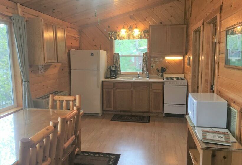 小室, Moose Track Adventures Resort