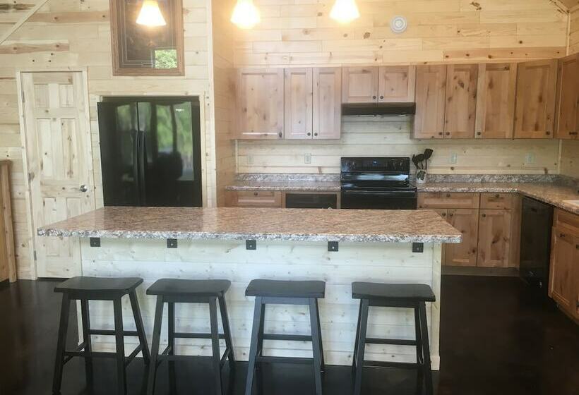 小室, Moose Track Adventures Resort