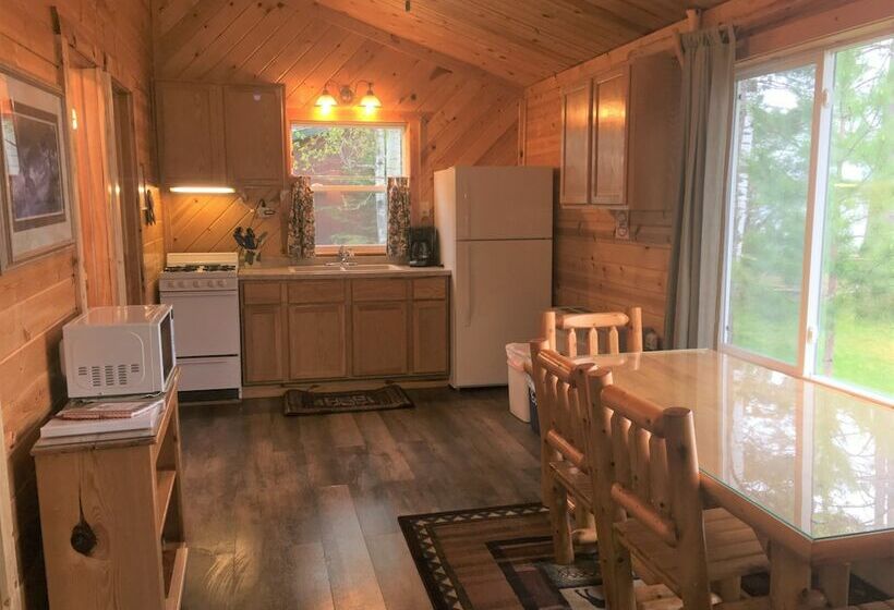 小室, Moose Track Adventures Resort