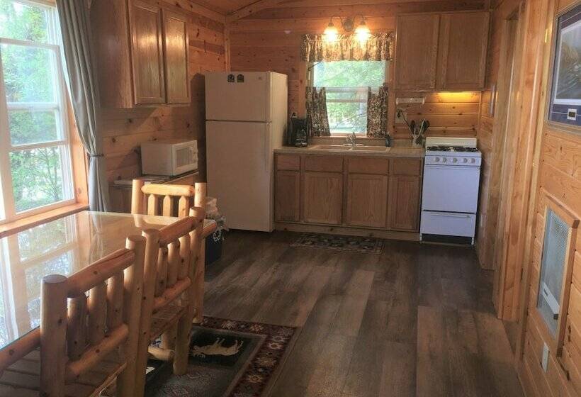 小室, Moose Track Adventures Resort