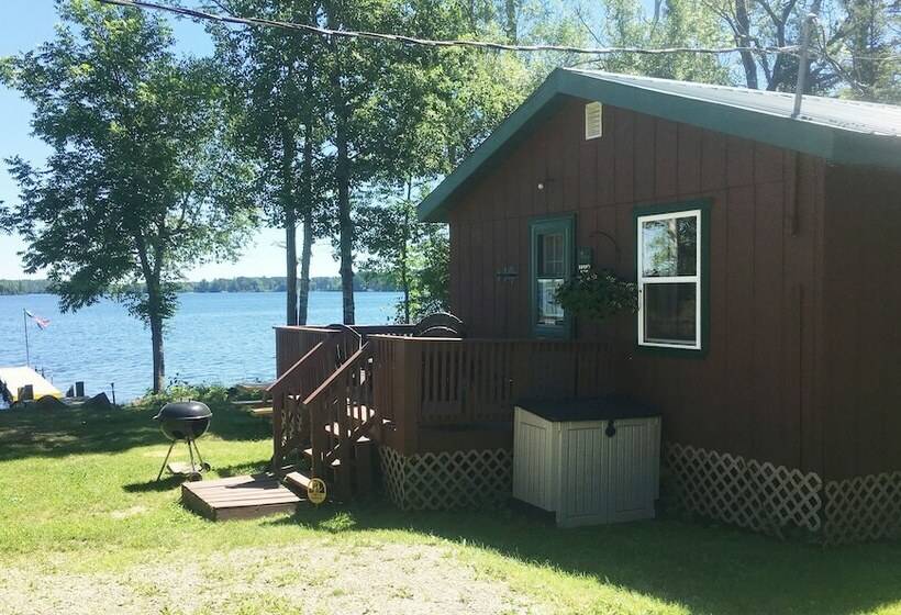 キャビン, Moose Track Adventures Resort