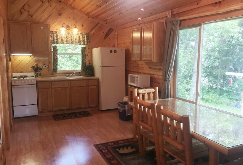 小室, Moose Track Adventures Resort