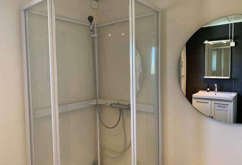 חדר בסיסי חדר אמבטיה משותף, Gamla Bryggeriets B&b