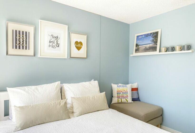 شقة غرفة واحدة, Hollywood Cottages