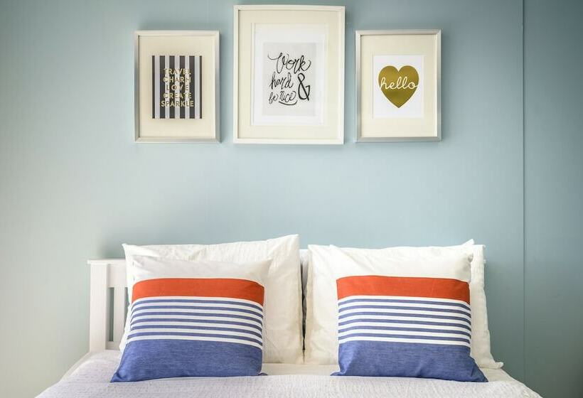 شقة غرفة واحدة, Hollywood Cottages