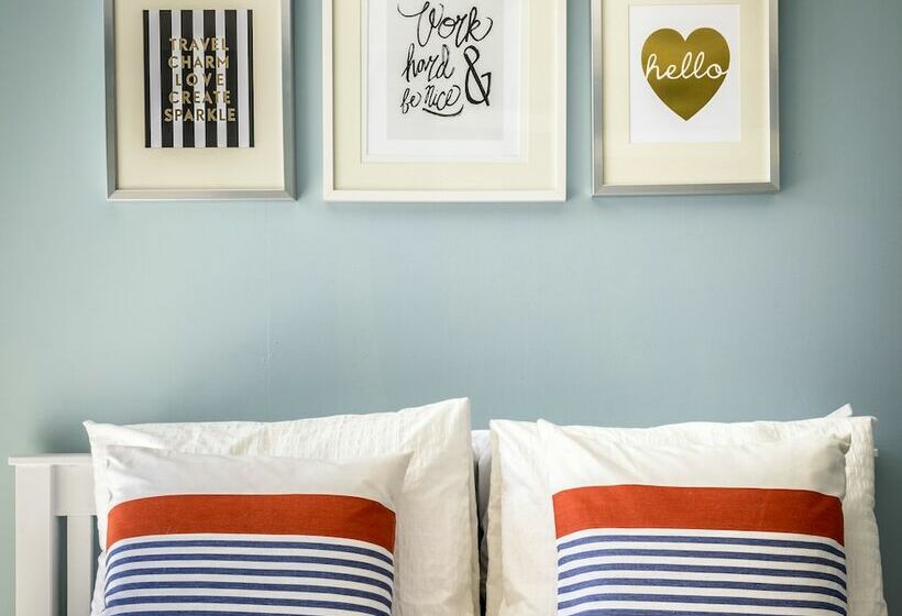 شقة غرفة واحدة, Hollywood Cottages