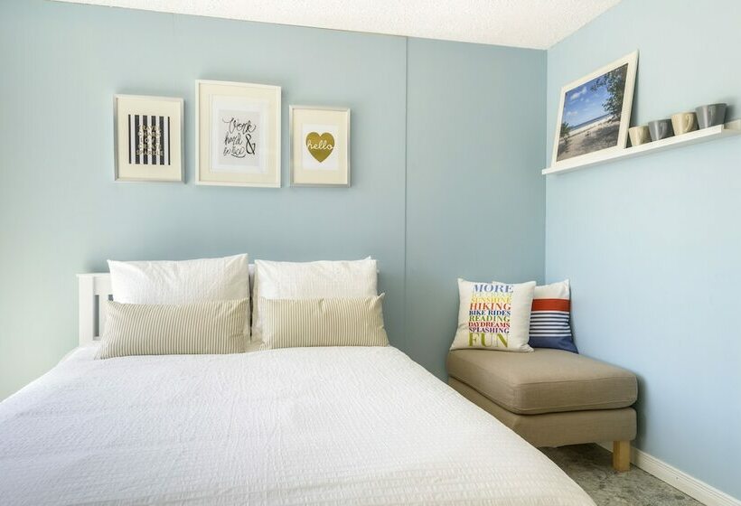 شقة غرفة واحدة, Hollywood Cottages