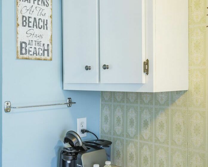 شقة غرفة واحدة, Hollywood Cottages