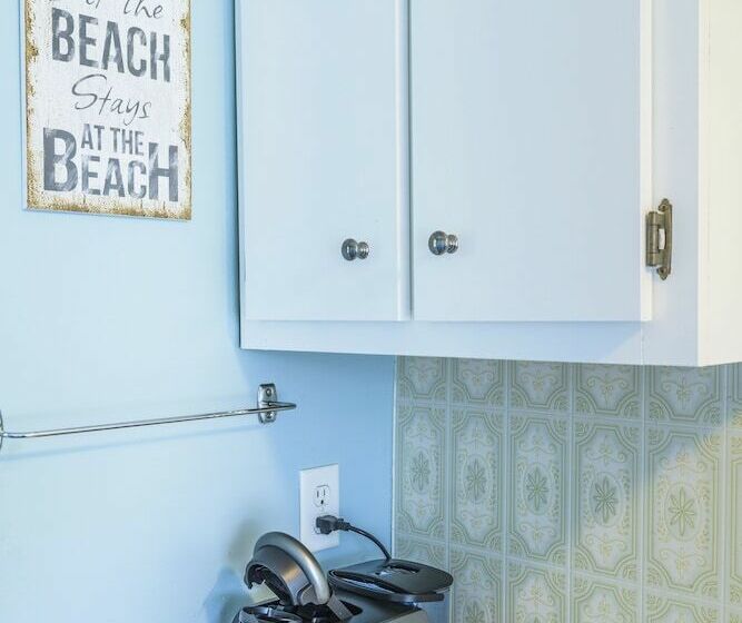 شقة غرفة واحدة, Hollywood Cottages