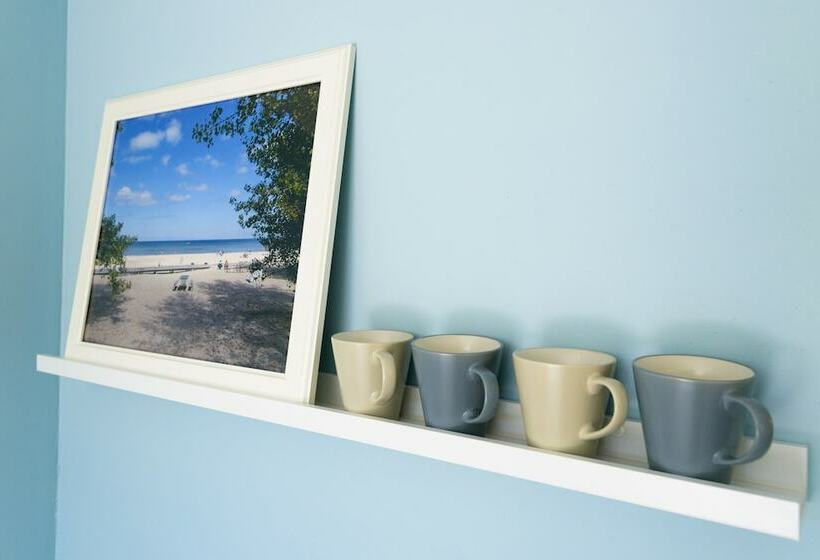 شقة غرفة واحدة, Hollywood Cottages