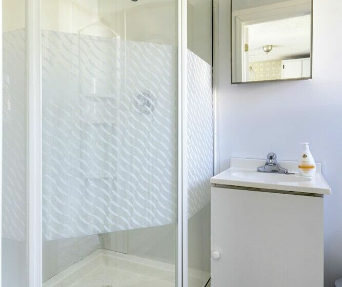 شقة غرفة واحدة, Hollywood Cottages