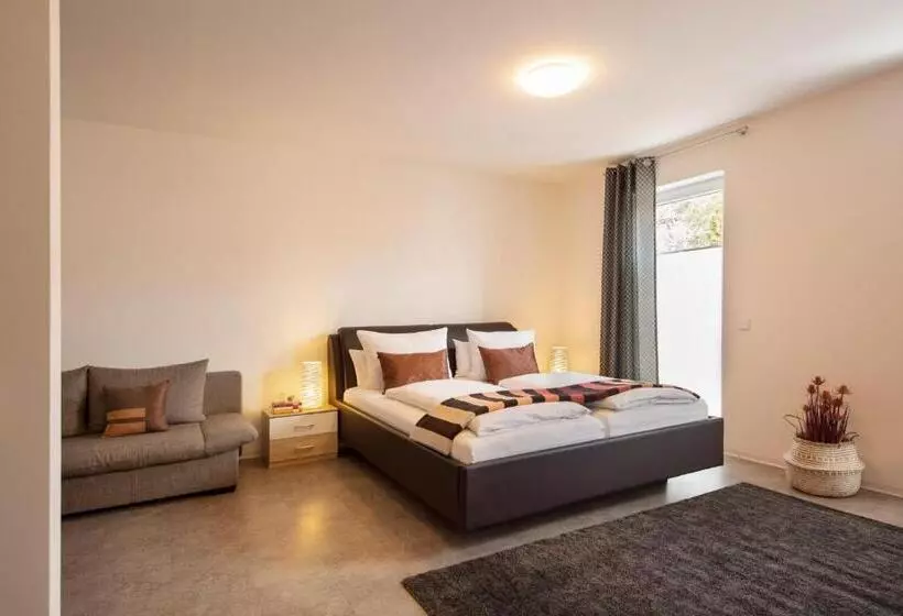 استودیوی استاندارد, & Boarding House Schlosserwirt