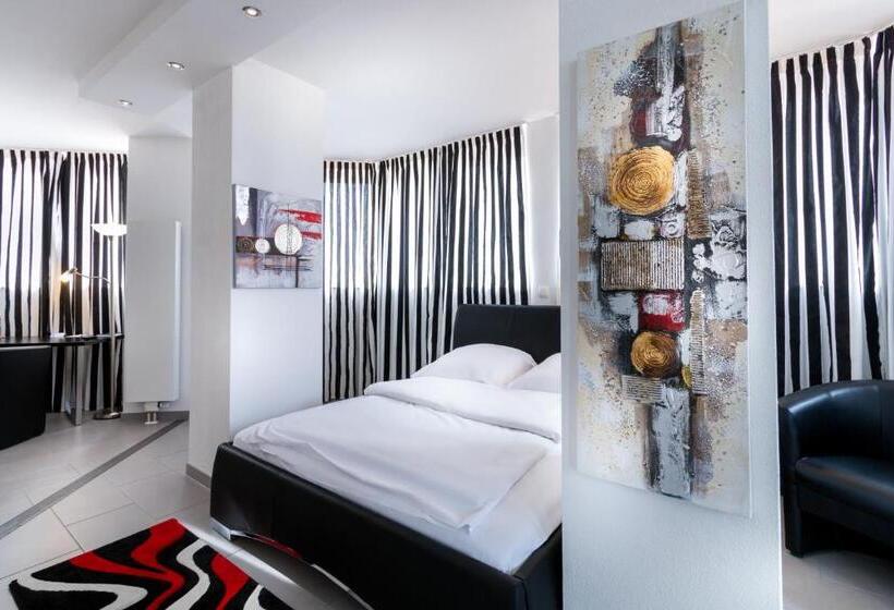 جناح جونيور, Turmhotel Rhein Main