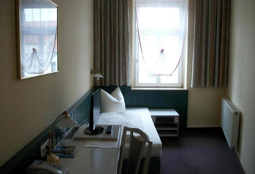 スタンダードシングルルーム, Carl Von Clausewitz