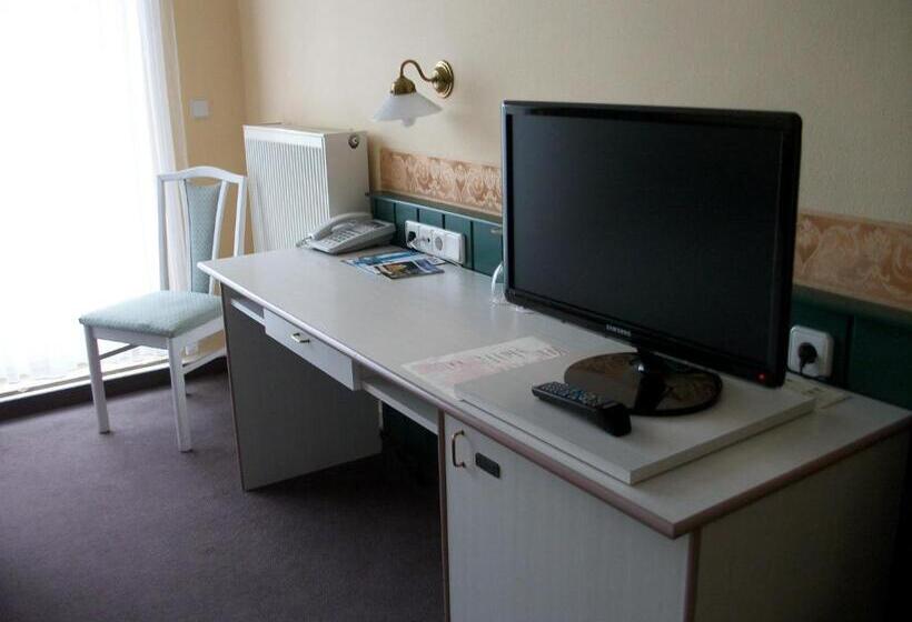 スタンダードシングルルーム, Carl Von Clausewitz