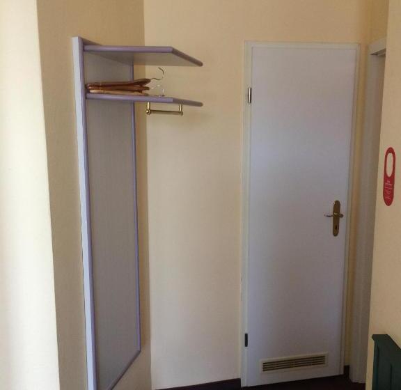 スタンダードシングルルーム, Carl Von Clausewitz