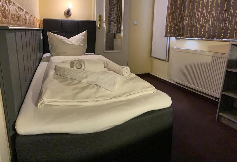 スタンダードシングルルーム, Carl Von Clausewitz