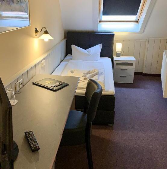 スタンダードシングルルーム, Carl Von Clausewitz