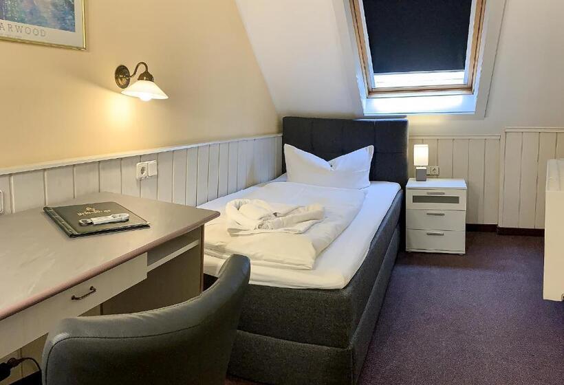 スタンダードシングルルーム, Carl Von Clausewitz