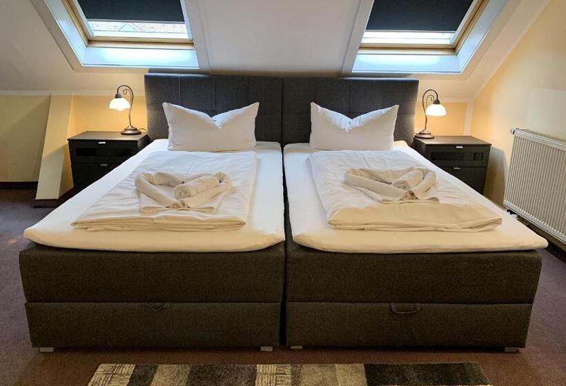 スタンダードトリプルルーム, Carl Von Clausewitz