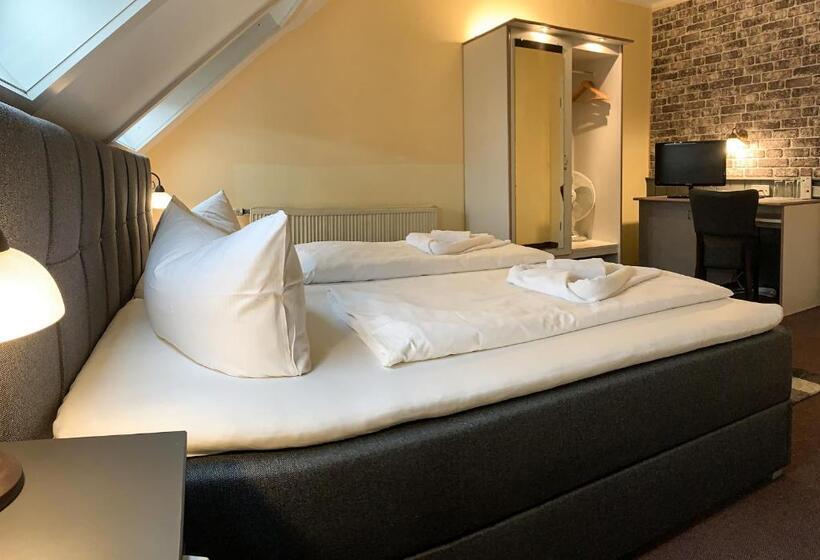 スタンダードトリプルルーム, Carl Von Clausewitz