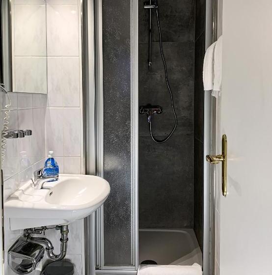 スタンダードトリプルルーム, Carl Von Clausewitz