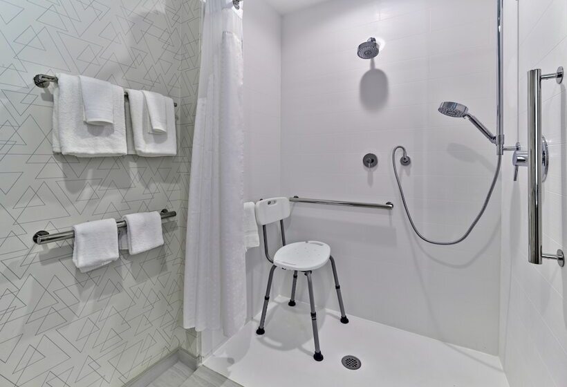 Люкс Адаптированный для Инвалидов, Holiday Inn Express Huntsville Space Center, An Ihg