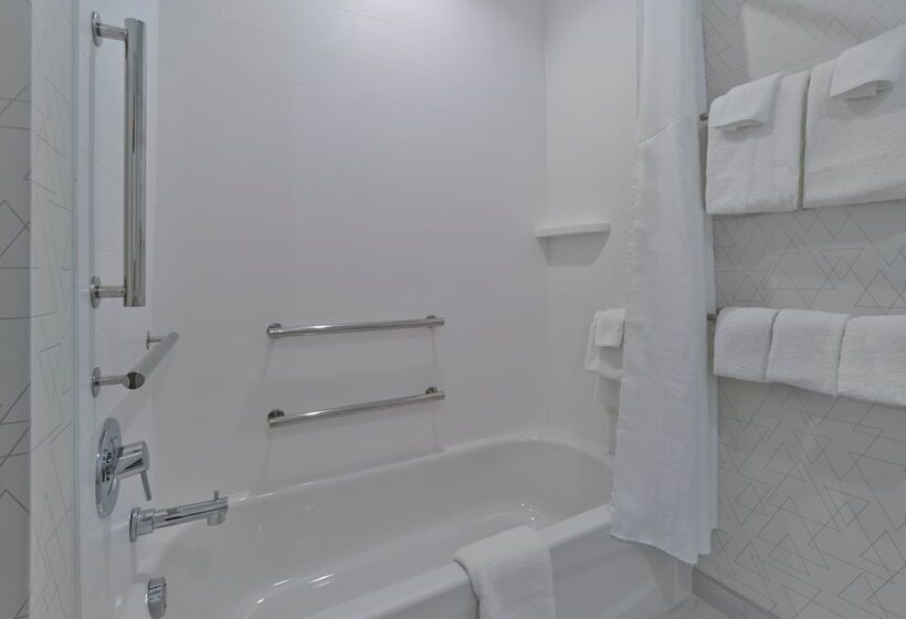 Люкс Адаптированный для Инвалидов, Holiday Inn Express Huntsville Space Center, An Ihg