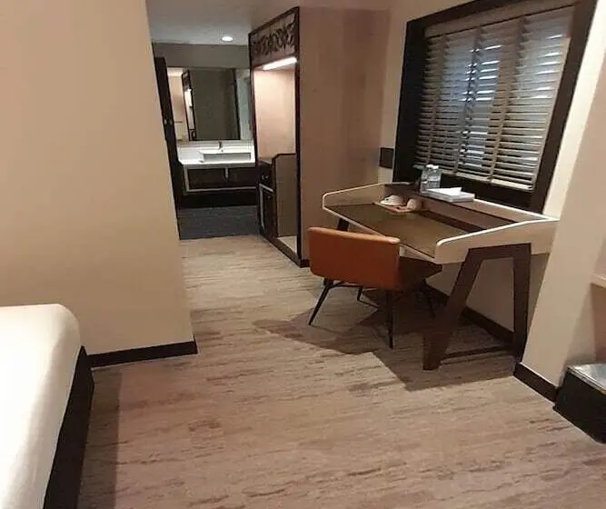اتاق لوکس, Lion Peak Hotel Hamilton