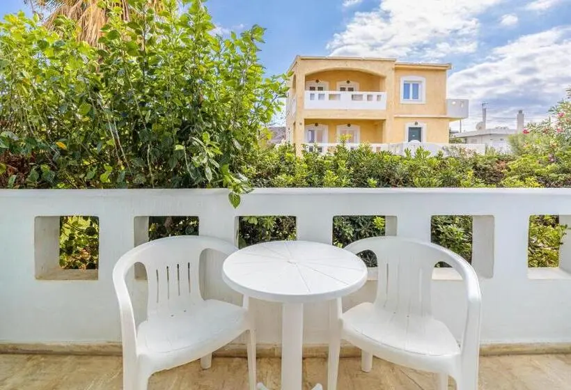 Perhehuone Puutarhanäkymä, Niros Beachfront Apart