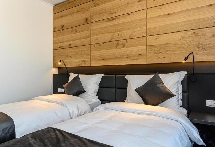 Номер Executive, B The